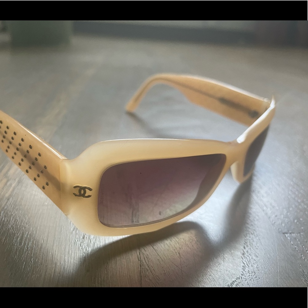 💢SOLD💢VINTAGE CHANEL SUNGLASSES. - Picture 4 of 5